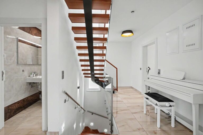 Flur mit Treppe