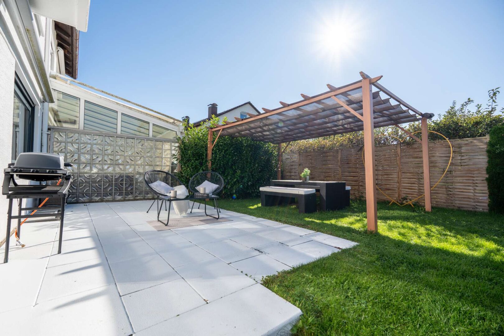 Terrasse und Pergola