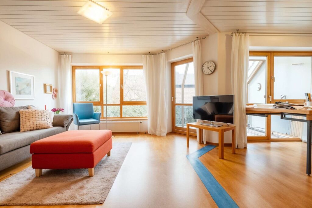 Zimmer mit Balkonzugang OG