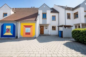Außenansicht - Einfahrt und Haustüre