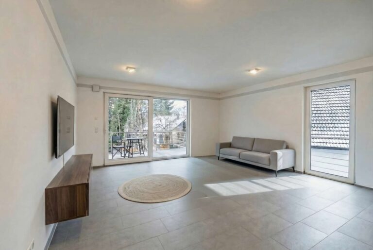 Wohnzimmer mit Balkon