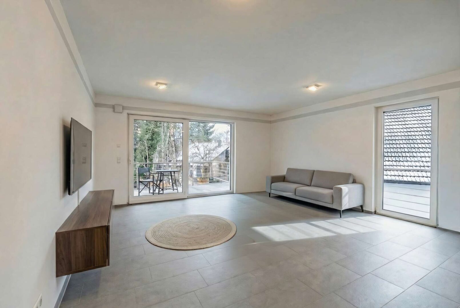Wohnzimmer mit Balkon