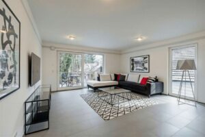 Wohnzimmer mit Balkon - Möbel KI visualisiert