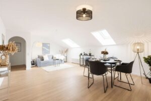 Offenes Wohnzimmer mit Essbereich