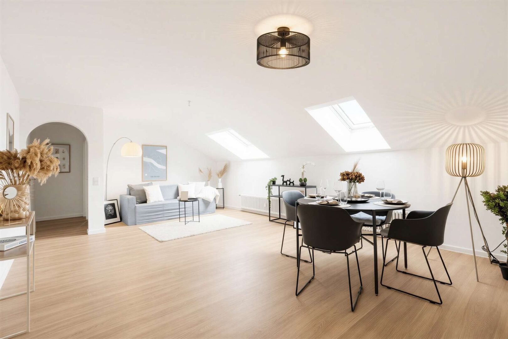 Offenes Wohnzimmer mit Essbereich
