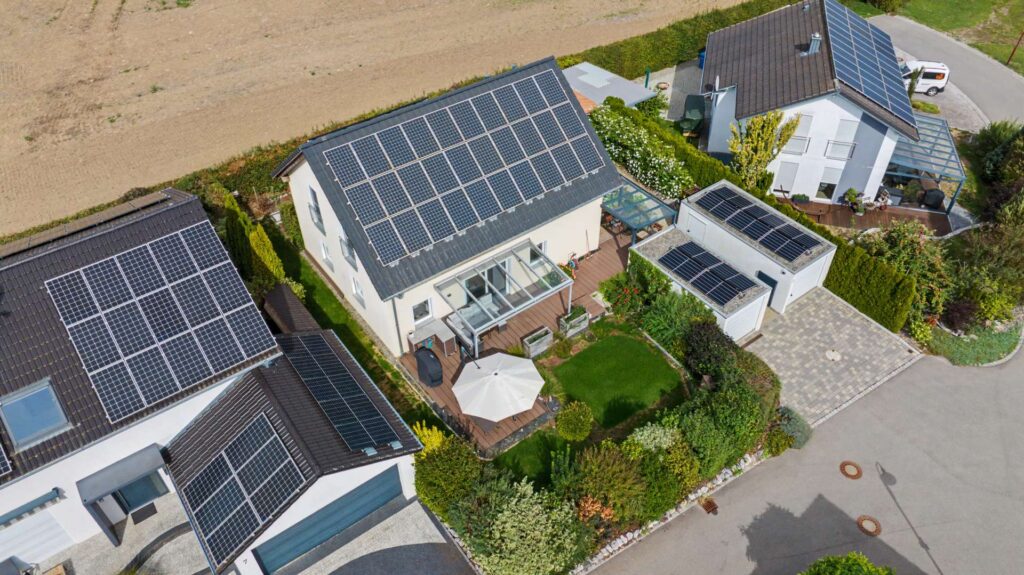 Luftaufnahme mit Solaranlage