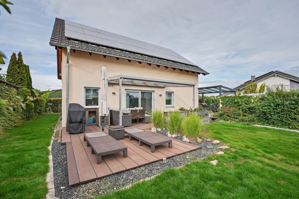Außenansicht mit Terrasse
