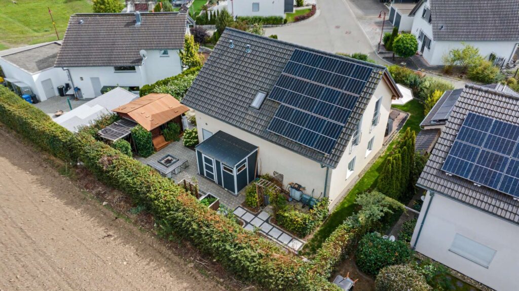 Außenansicht mit PV-Anlage