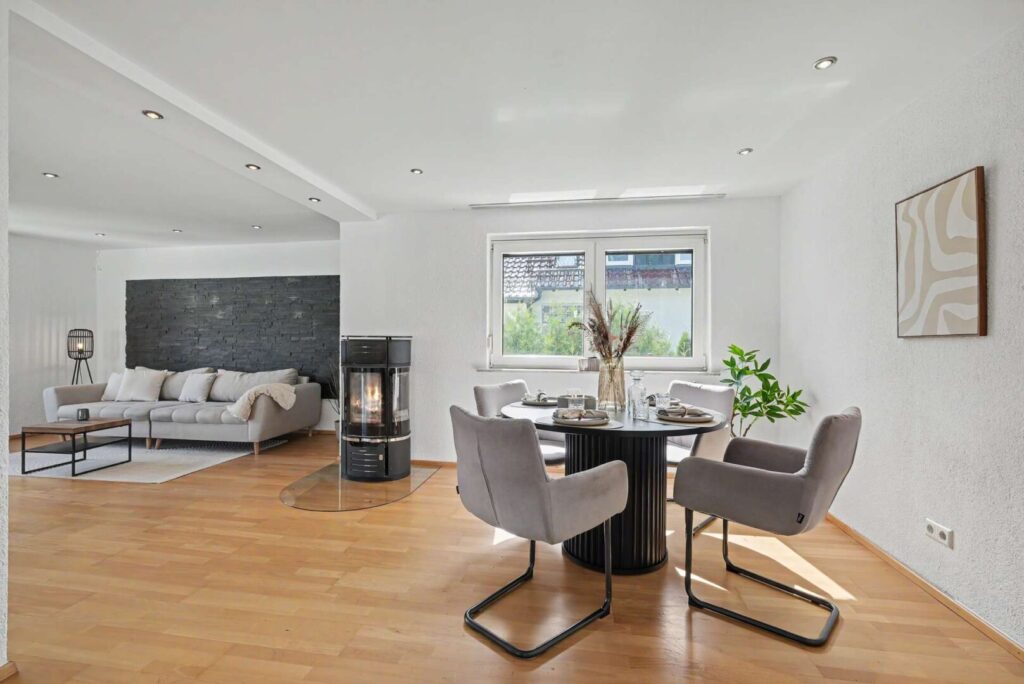 Wohnzimmer mit Essbereich