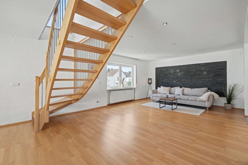 Wohnzimmer mit Treppe