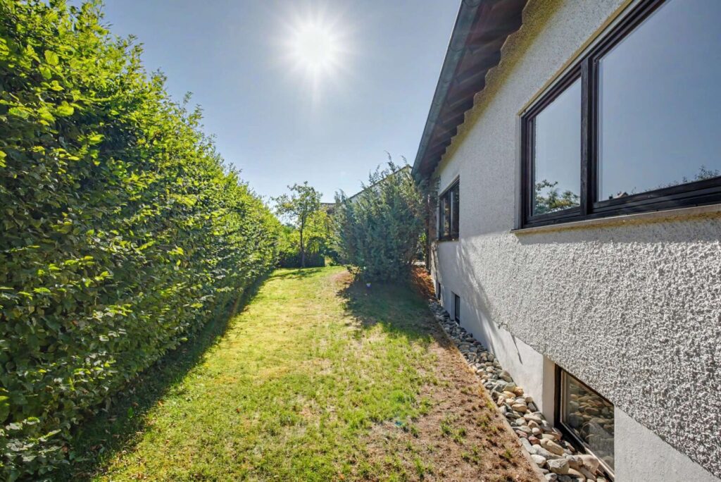 Außenansicht mit Garten
