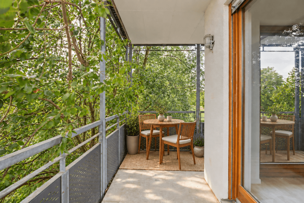 Balkon mit KI eingerichtet