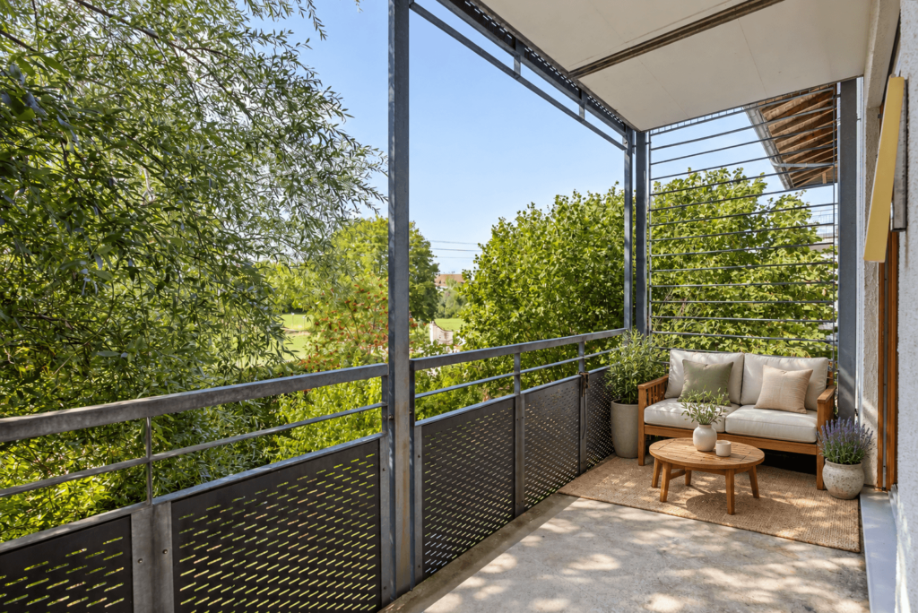 Balkon mit KI eingerichtet