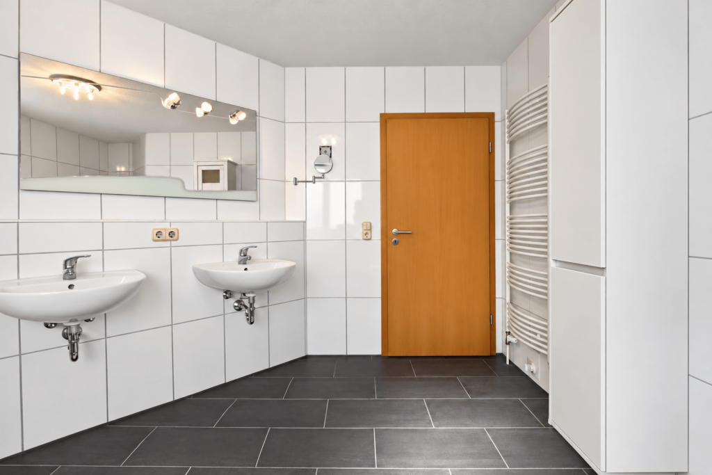 Modernes Badezimmer mit KI visualisiert